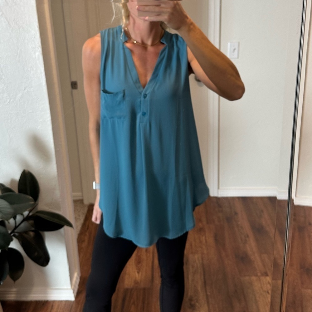 🌟SALE🌟 Lush blue sleeveless blouse - Picture 2 of 7